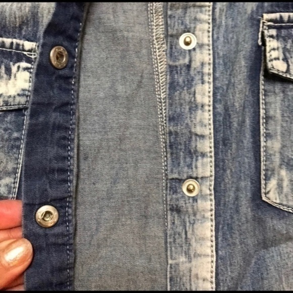 Button down sleeveless Jean-like top Size Medium - Picture 6 of 7